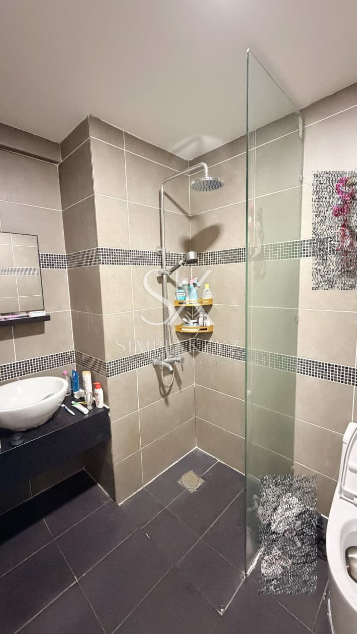 D'Latour , Small Room - photo 6