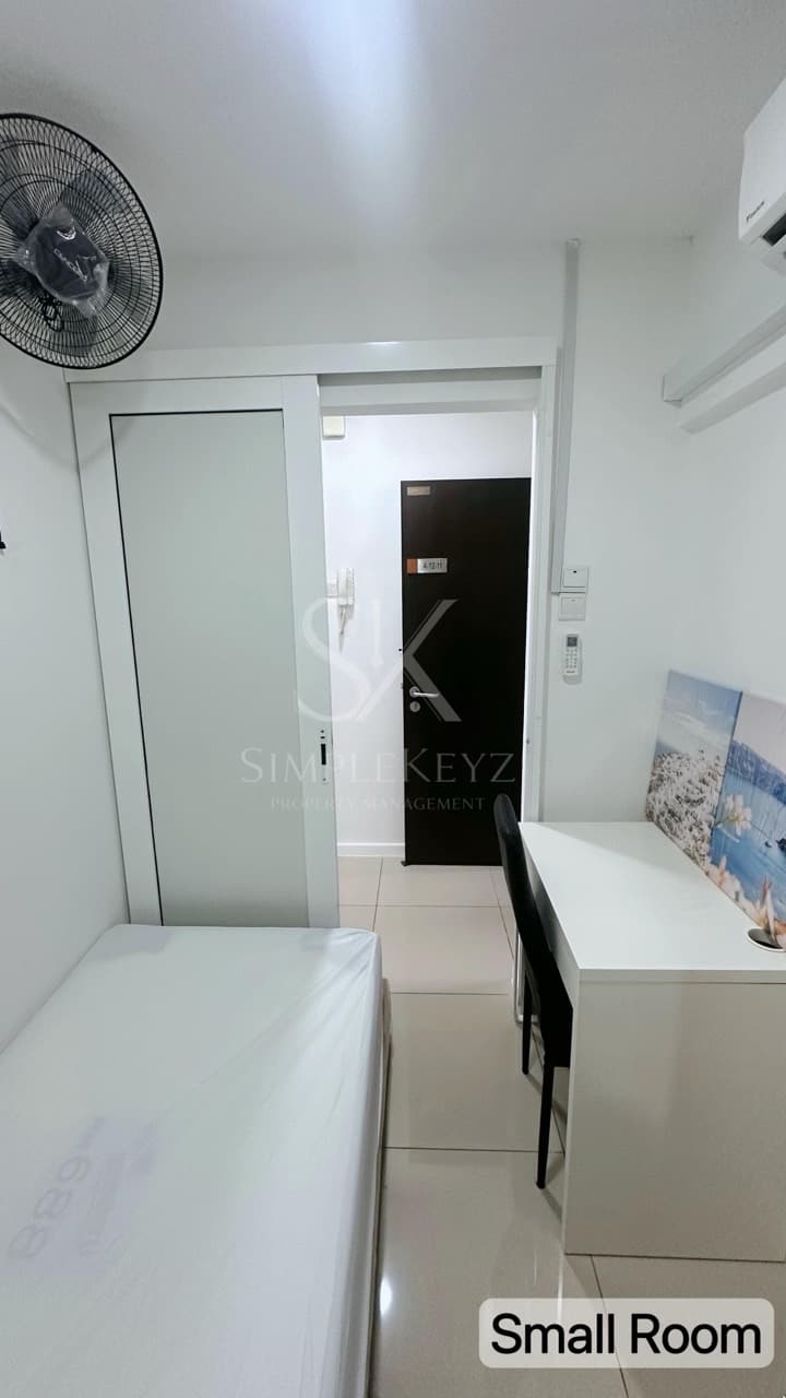 D'Latour , Small Room - photo 2