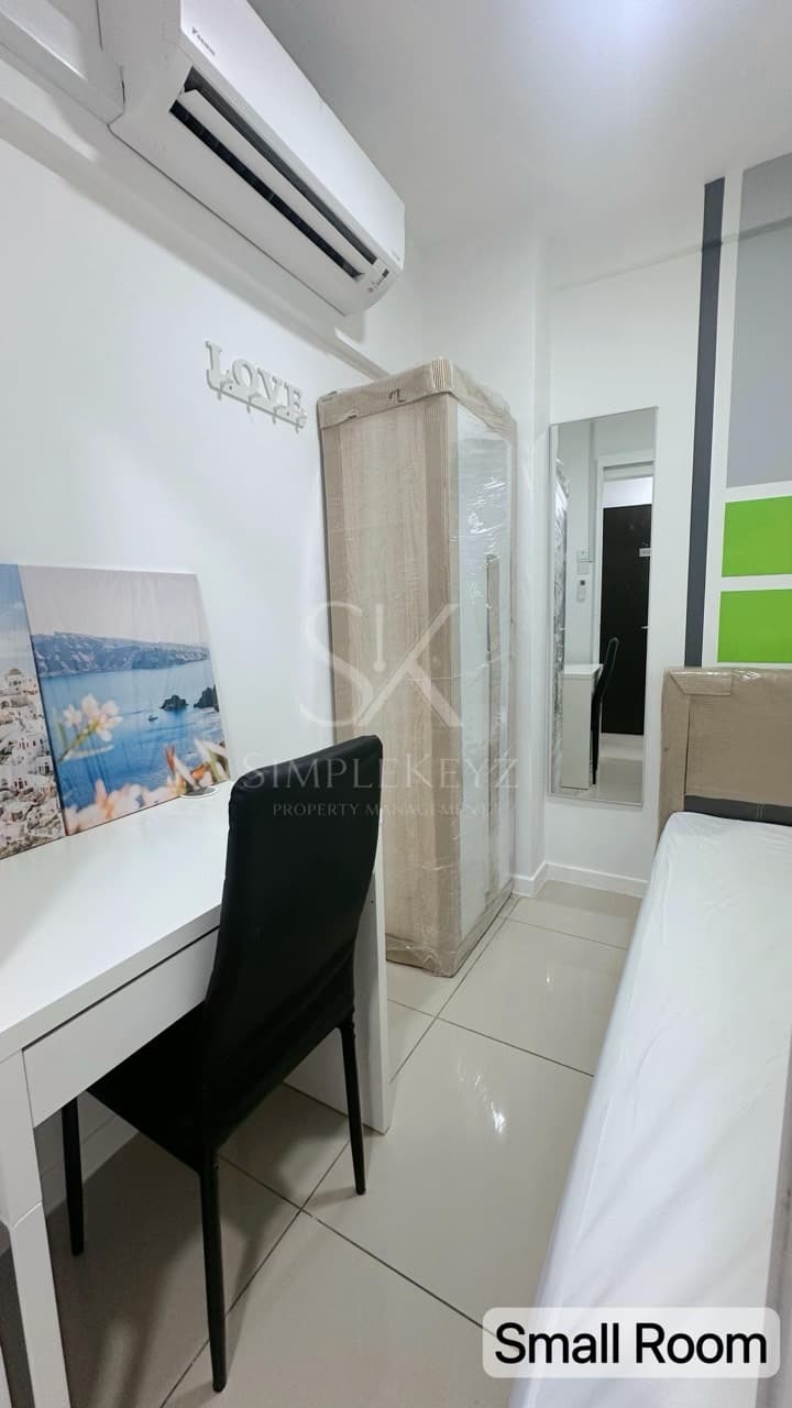 D'Latour , Small Room - photo 1