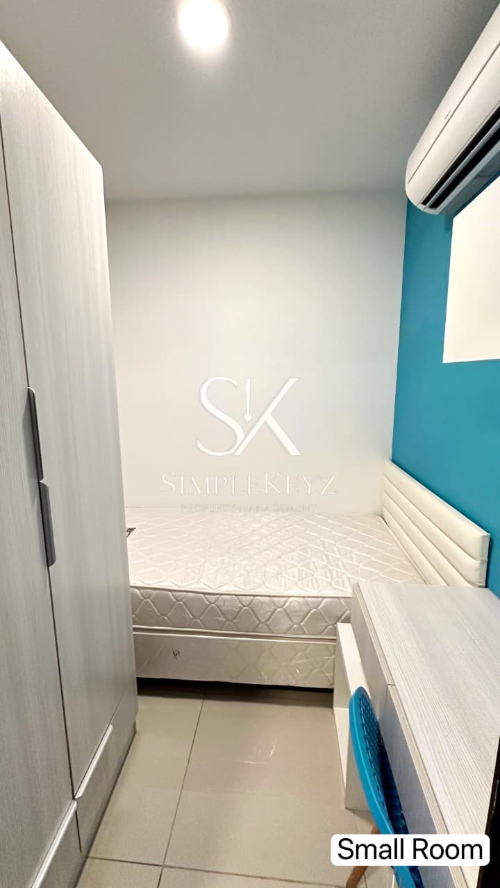 D'Latour , Small Room - photo 1